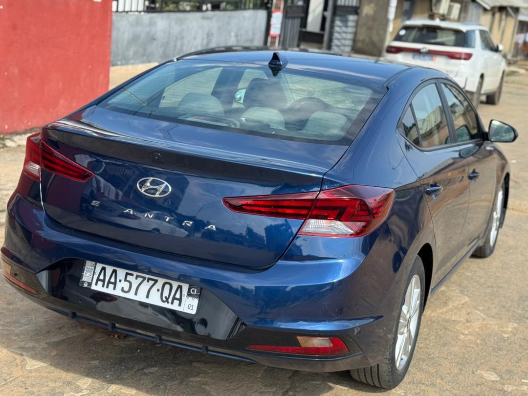 Hyundai Elantra (2018) 2